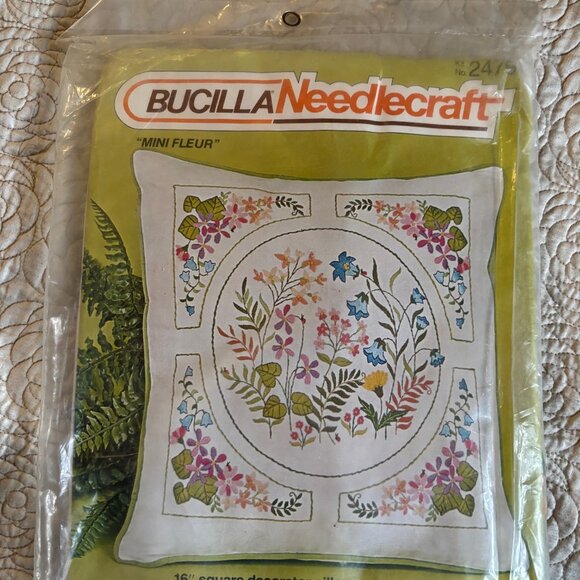 VINTAGE  BUCILLA NEEDLECRAFT MINI FLEUR 16" EMBROIDERY PILLOW KIT #2479 UNUSED - Picture 3 of 4